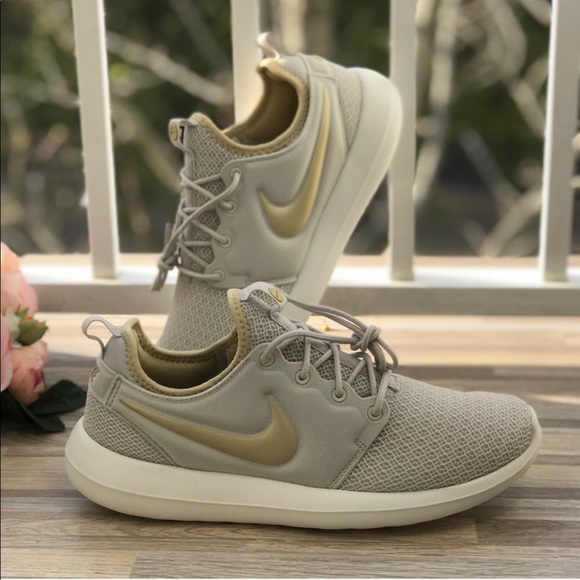 NWT Nike Roshe Two Light Bone WMNS - Picture 3 of 8